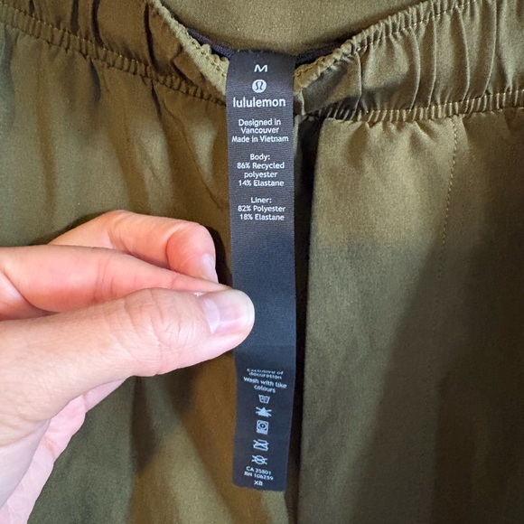 💚 Lululemon Men’s Army Green Pace Breaker Short 💚 - Picture 3 of 3